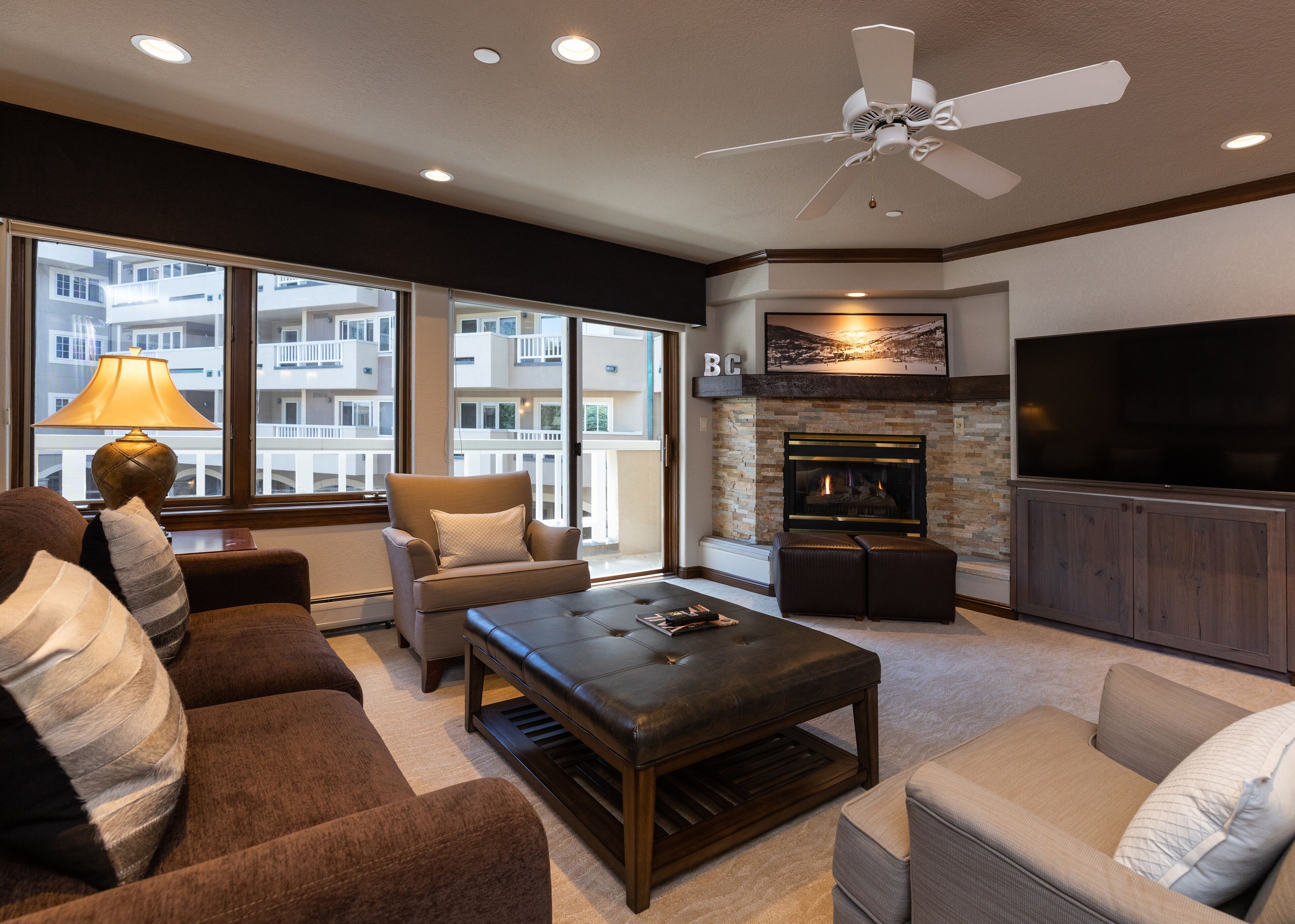 Just steps to the slopes. luxurious St James Place, 2 bdrm, 2 bath. March 8-15
