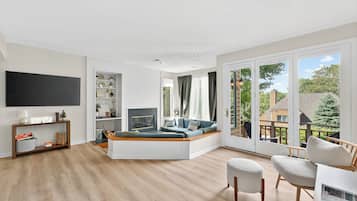 TV connectée, cheminée, chaîne hi-fi