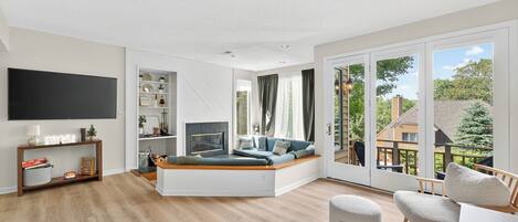 Smart TV, chimenea y estéreo