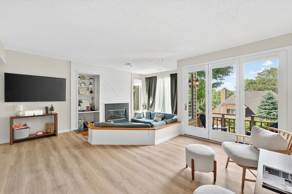 Smart TV, fireplace, stereo