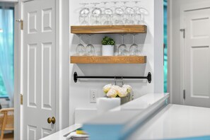 Duschwanne, Haartrockner, Handtücher, Seife