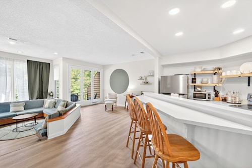 Mountain Escape: Newly renovated, walk to nature center, pet friendly!