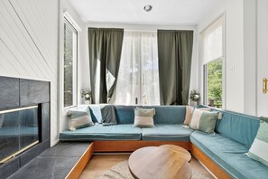 Téléviseur connecté, foyer, chaîne audio