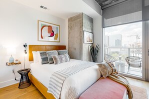 Tabla de planchar con plancha, wifi y ropa de cama 