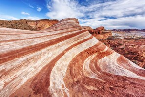 Une formation géologique caractérisée par des couches de roches disposées en motifs superposés.