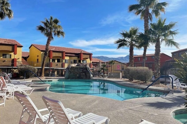 حمّام سباحة خارجي