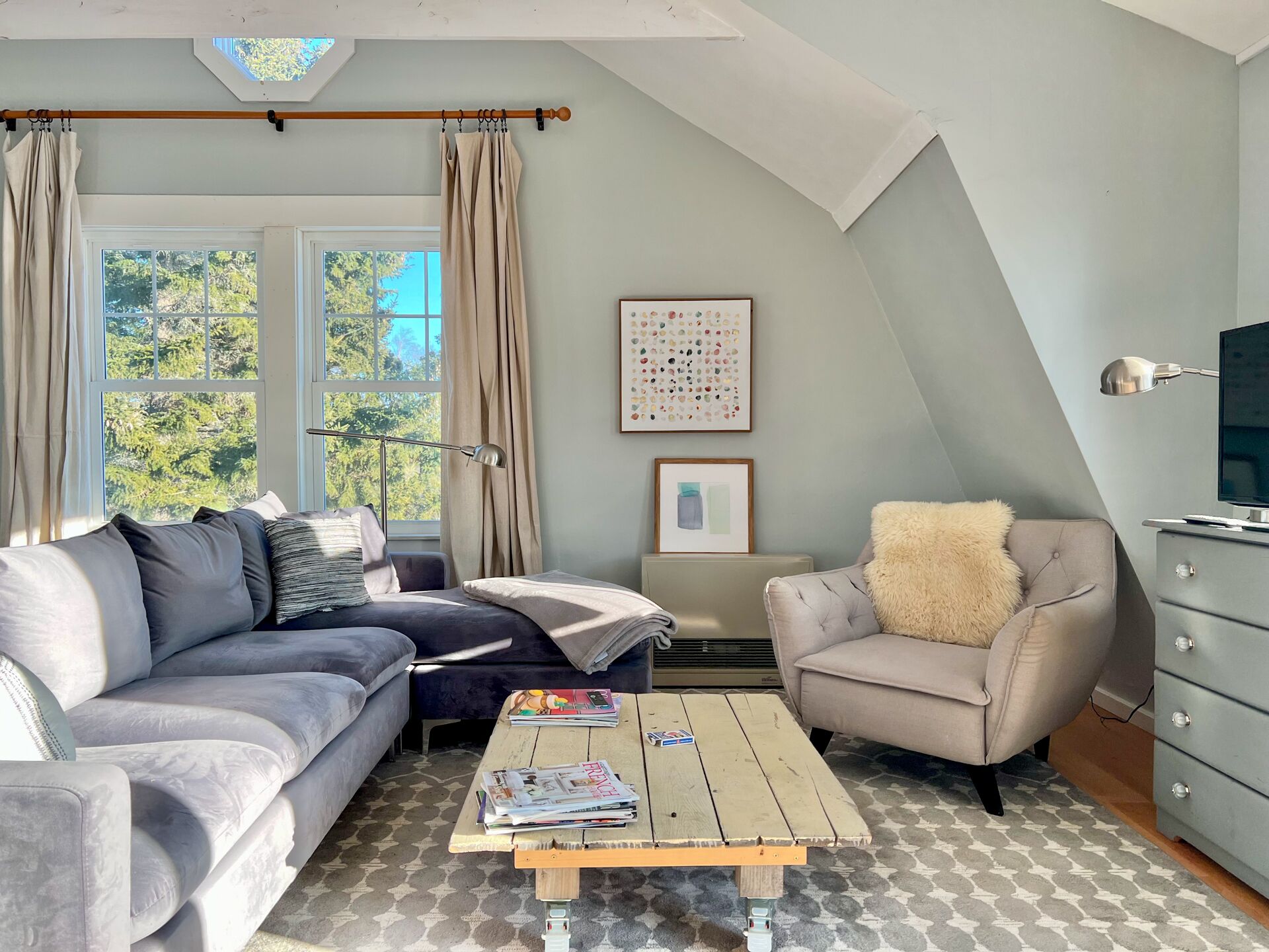 Enjoy breathtaking sunsets from this newly renovated studio on Bailey Island