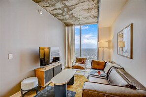 TV, books - Dog-friendly getaway on Rainey Street with rooftop pool and gym (Austin)