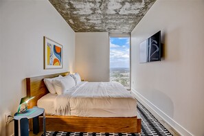 1 bedroom, iron/ironing board, free Internet, bed sheets - Dog-friendly getaway on Rainey Street with rooftop pool and gym (Austin)