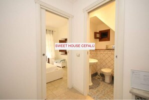 Douche, sĂšche-cheveux, bidet, serviettes fournies