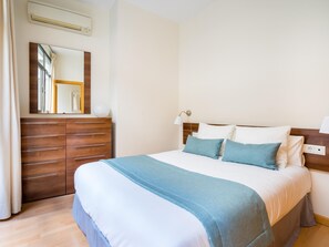 1 chambre, fer et planche à repasser, accès Internet, draps fournis