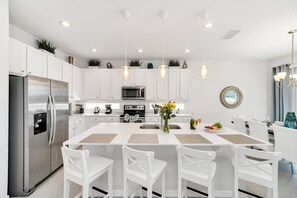 Casa (5 Bedrooms) | Cocina privada | Microondas, horno, parrilla de estufa y lavavajillas 