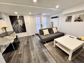 TV, books - One bedroom apartment in Toronto's Hip Hotspot (Toronto)