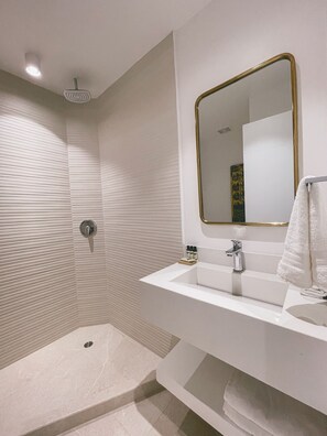 Habitación Premium | Baño | Ducha, cabezal de ducha tipo lluvia y toallas