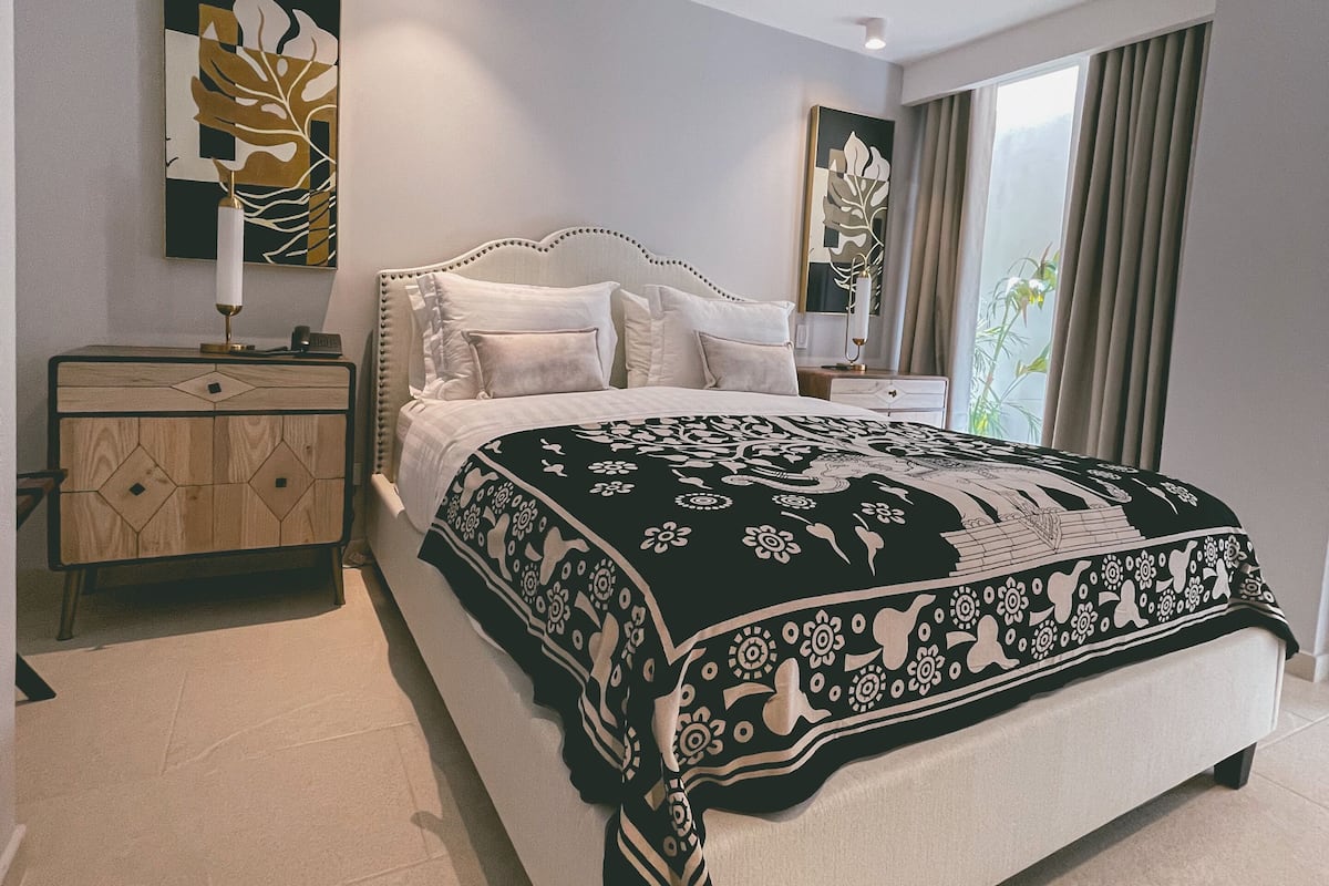 Iron/ironing board, free WiFi, bed sheets