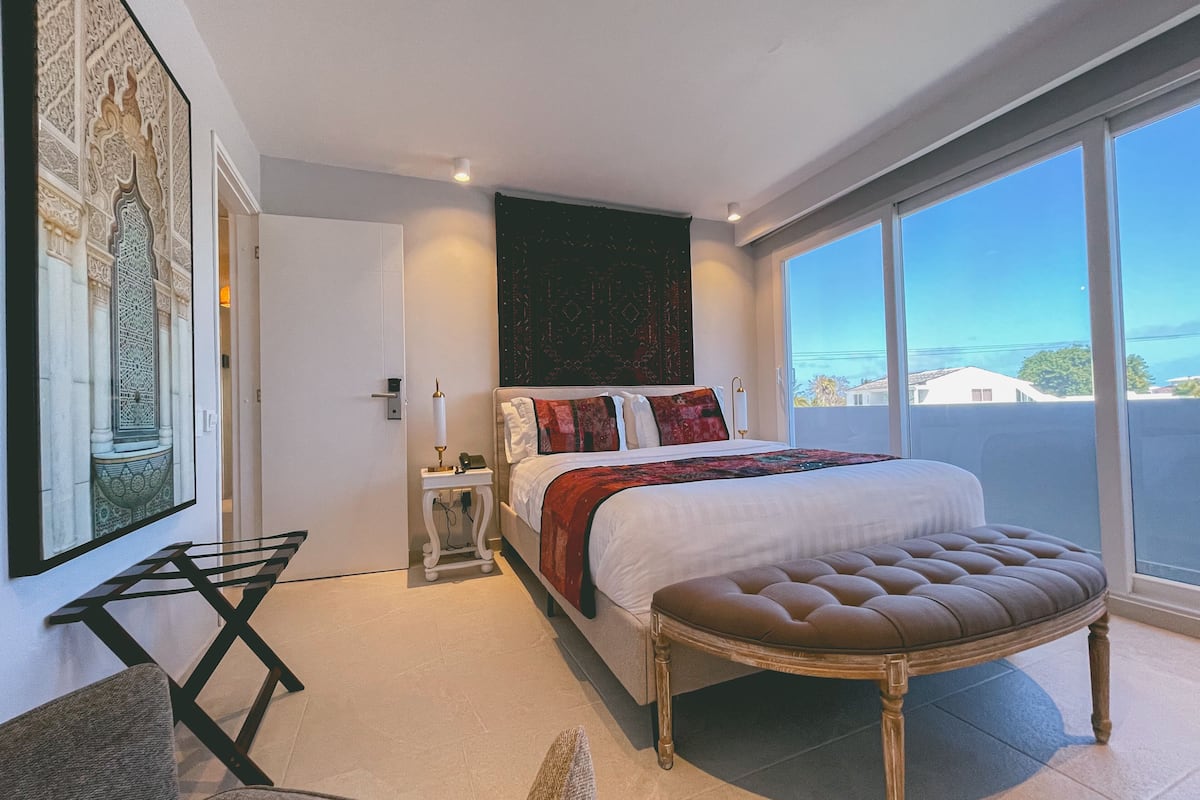 luxury room | iron/ironing board, free wifi, bed sheets