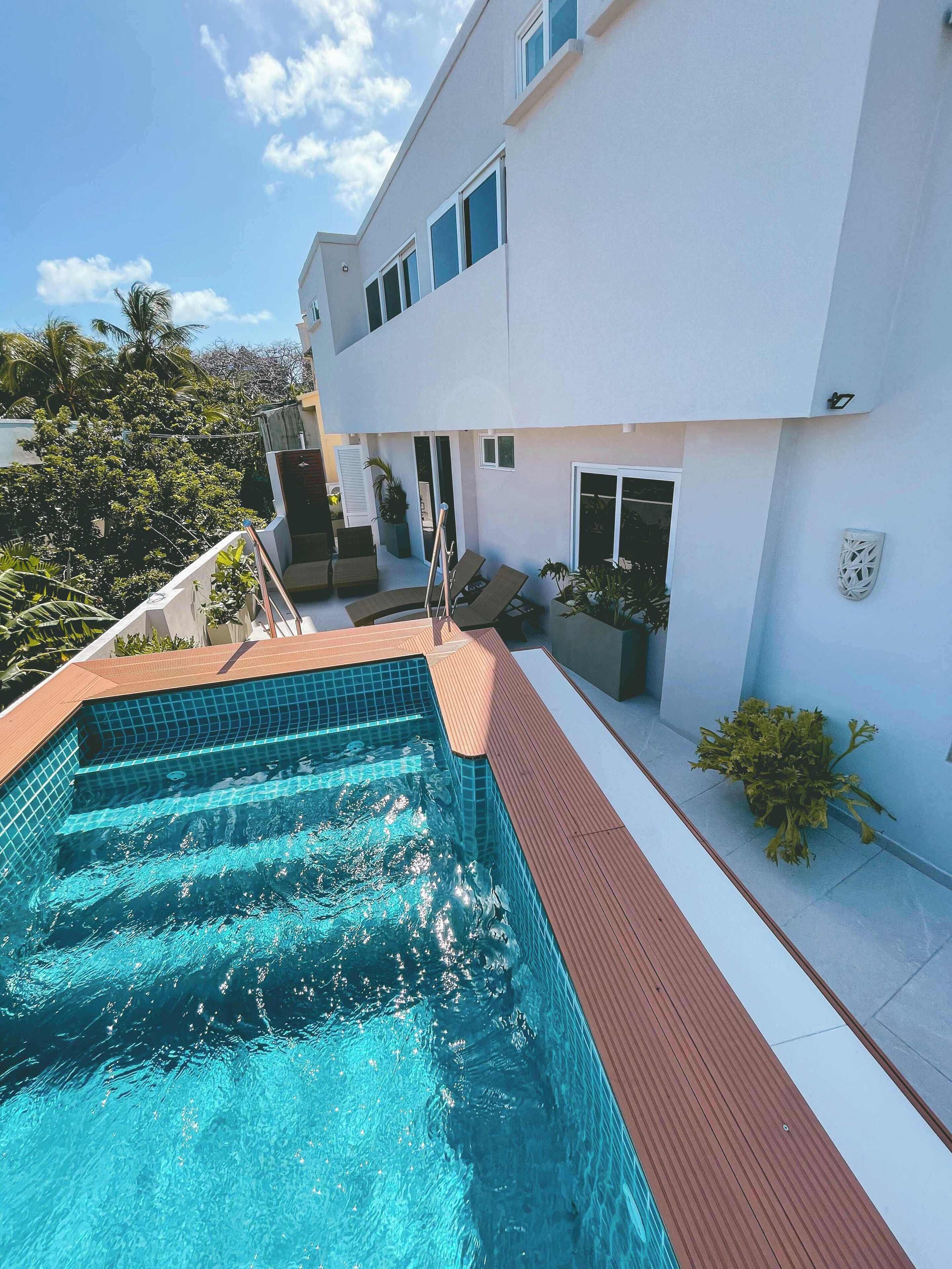 Outdoor pool, pool loungers