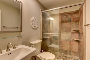 公寓, 1 张特大床和 1 张沙发床, 露台, 花园景观 | 浴室