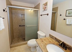 Appartement, 1 très grand lit et 1 canapé-lit, balcon, vue jardin | Salle de bain