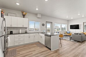 Fridge, microwave, oven, stovetop - Trendy 2 Bed 2 Bath Near Perry Dist and Downtown! (Spokane)