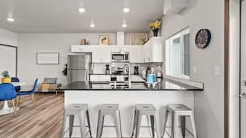 Køleskab, mikrobølgeovn, ovn, kogeplade