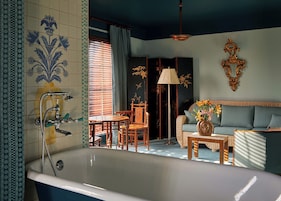 Deep soaking bathtub
