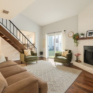 TV, fireplace - Stylish 3bdrm with Pool & Mountain Views (Boulder)