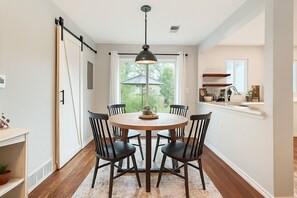 Dining - Stylish 3bdrm with Pool & Mountain Views (Boulder)