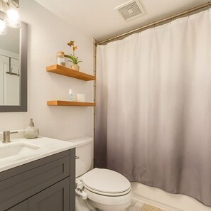 Combined shower/tub, towels, toilet paper - Stylish 3bdrm with Pool & Mountain Views (Boulder)