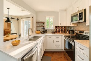 Fridge, microwave, oven, stovetop - Stylish 3bdrm with Pool & Mountain Views (Boulder)