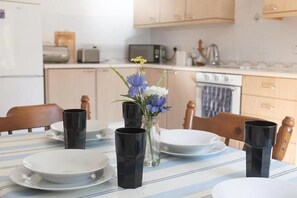 Microwave, dishwasher, highchair, cookware/dishes/utensils - Number One The Maltings (Edinburgh)