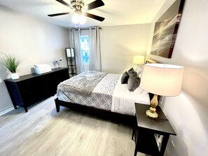 2 soverom, skrivebord, wi-fi (inkludert) og sengetøy