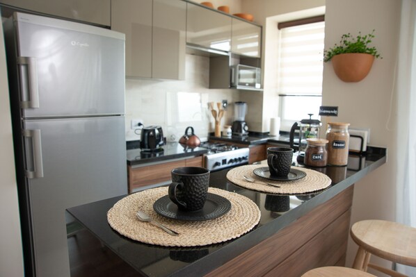 Refrigerador, microondas, horno y parrilla de estufa 