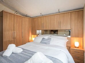 2 Schlafzimmer, individuell dekoriert, individuell eingerichtet