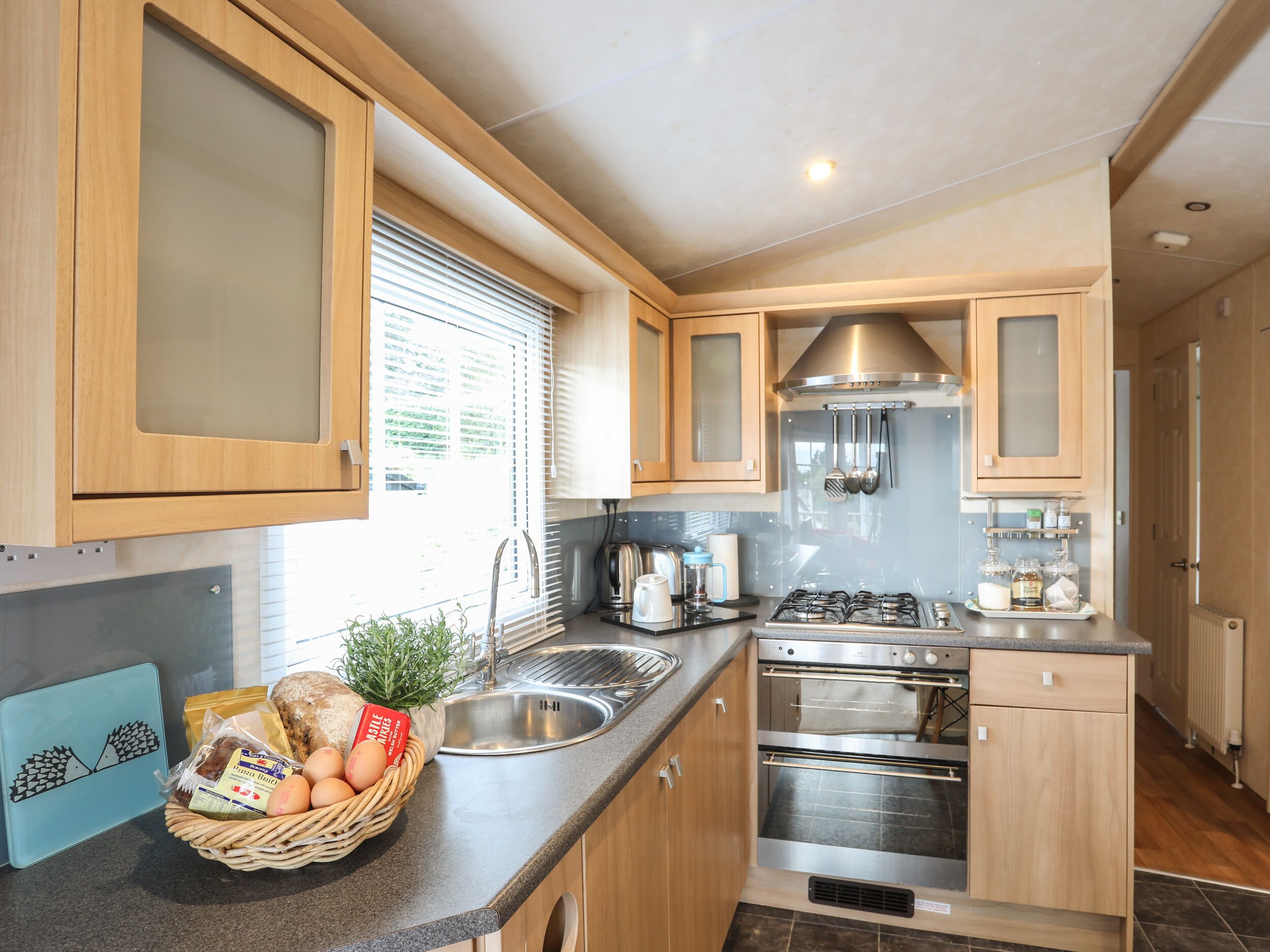 Kjøleskap, vannkoker, brødrister og kjøkkenutstyr