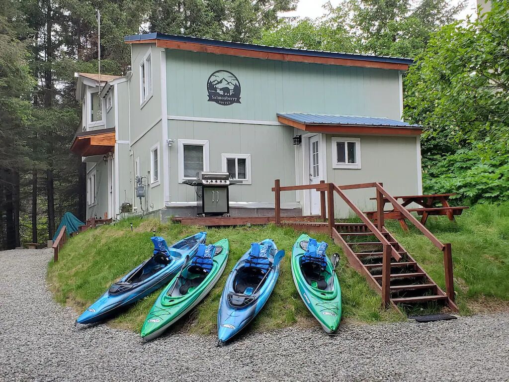 Charming 1 BR 1.5 BA with full kitchen - 0.5 miles from the beach.