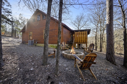 Escape the City: Romantic Honeymoon Cabin in the heart of Hochatown
