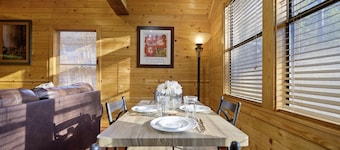 Escape the City: Romantic Honeymoon Cabin in the heart of Hochatown