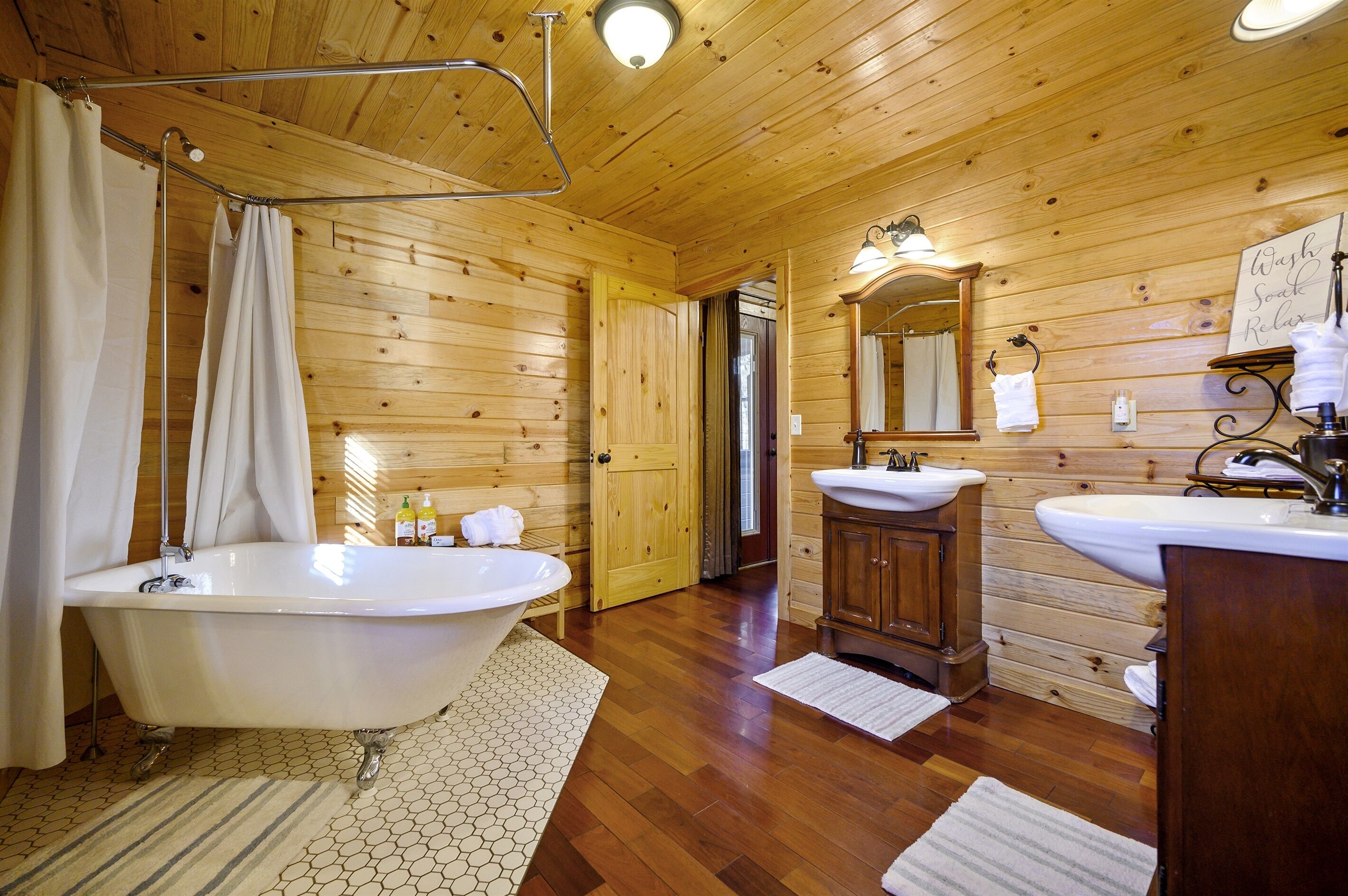 Combined shower/bathtub, hair dryer, towels