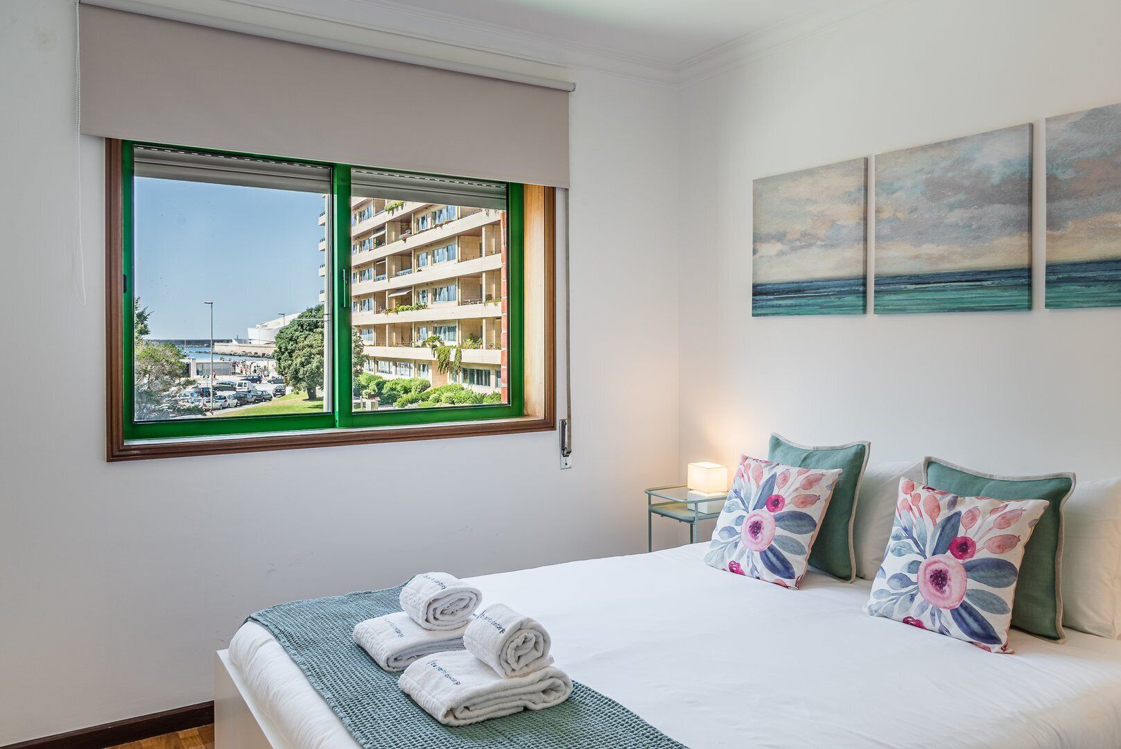 1 soverom, skrivebord, internettilgang og sengetøy