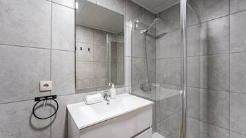 Een douche, een haardroger, handdoeken