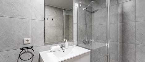 Douche, séchoir à cheveux, serviettes fournies