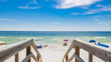 Plage, chaises longues