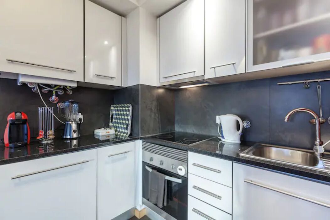 Jääkaappi, mikroaaltouuni, uuni, kahvin-/teenkeitin