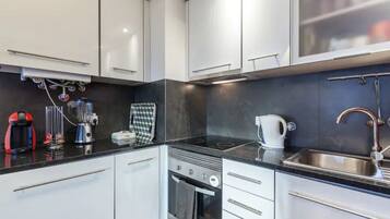 Jääkaappi, mikroaaltouuni, uuni, kahvin-/teenkeitin