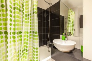 Douche, sèche-cheveux, serviettes fournies