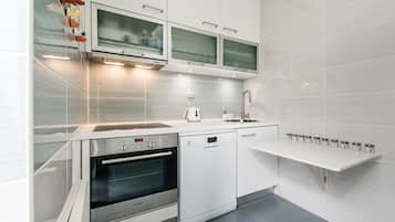 Fridge, microwave, oven, coffee/tea maker