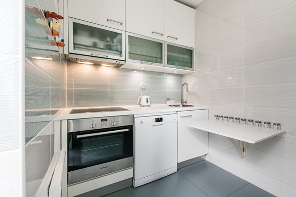 Fridge, microwave, oven, coffee/tea maker