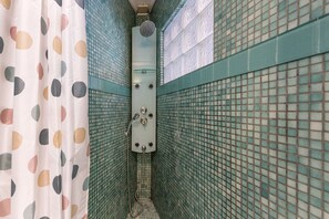 Dusche, Haartrockner, Handtücher