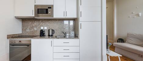 ثلاجة، ميكروويف، فرن، ماكينة لصنع القهوة/الشاي